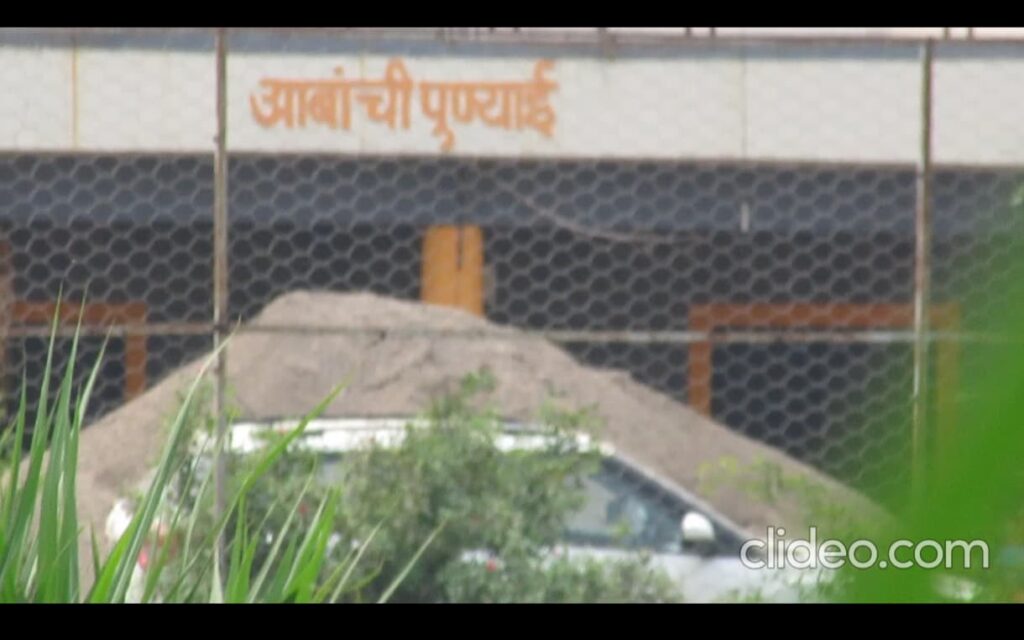 वाळू चोर तस्कर संदीप रमेश वाकचौरे यांच्या घरासमोरील 80 90 ब्रास वाळू साठा जमा करून ठेवलेले फोटो वाळू चोर तस्कर संदीप रमेश वाकचौरे यांच्या घरासमोरील 80 90 ब्रास वाळू साठा जमा करून ठेवलेले फोटो